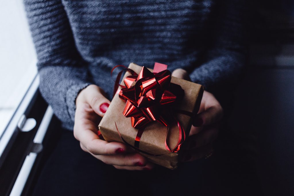 Use gift guides to generate affiliate sales during the holidays